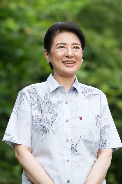 テッポウユリ柄シャツをお召しになる雅子さま（2025年7月、栃木県・那須郡。撮影／JMPA） 