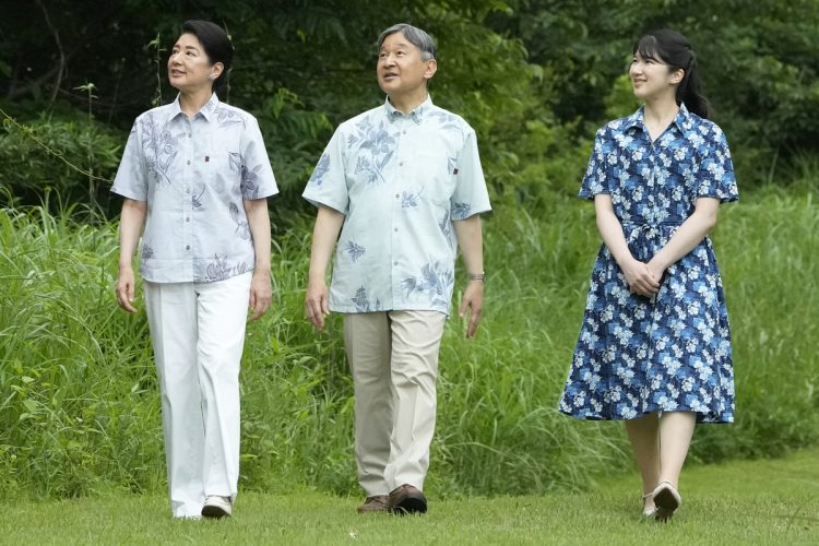 3人並んで歩かれた（2025年7月、栃木県・那須郡。撮影／JMPA） 