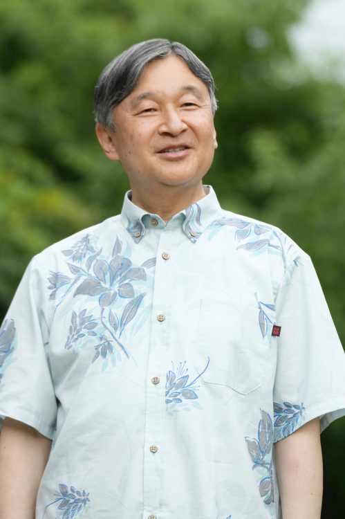 テッポウユリ柄シャツをお召しになる天皇陛下（2025年7月、栃木県・那須郡。撮影／JMPA） 