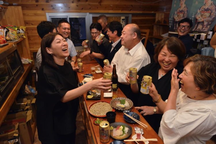 火曜名物の手打ち蕎麦を囲んで楽しい一献
