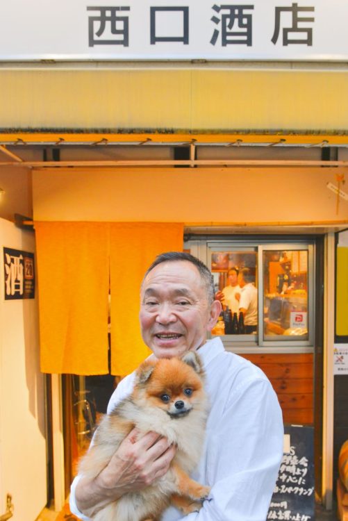店主の西口泰司さんと愛犬・小春ちゃん