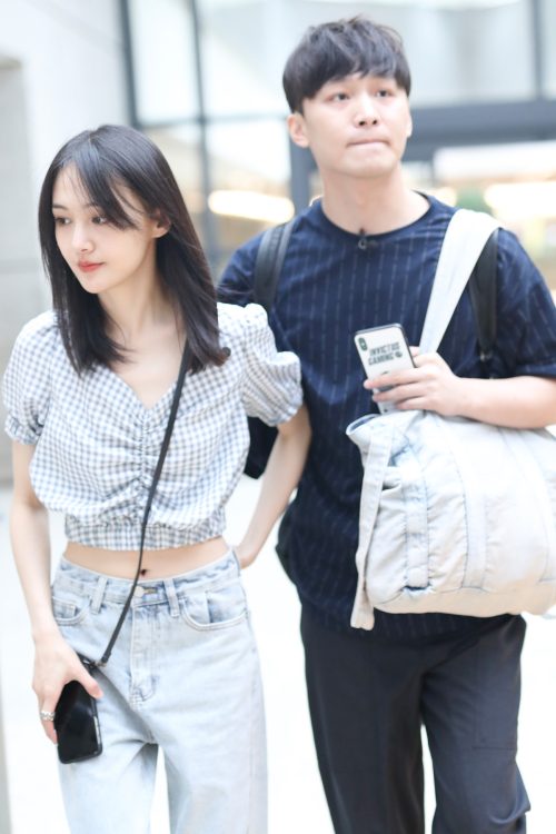 交際相手と空港に到着した様子(時事通信フォト)