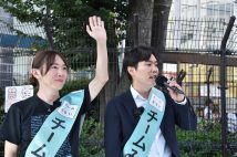 告示日前、安野貴博氏（左）と峰島侑也氏（右）が新宿駅前で実施した街頭演説（2025年6月写真撮影：小川裕夫）