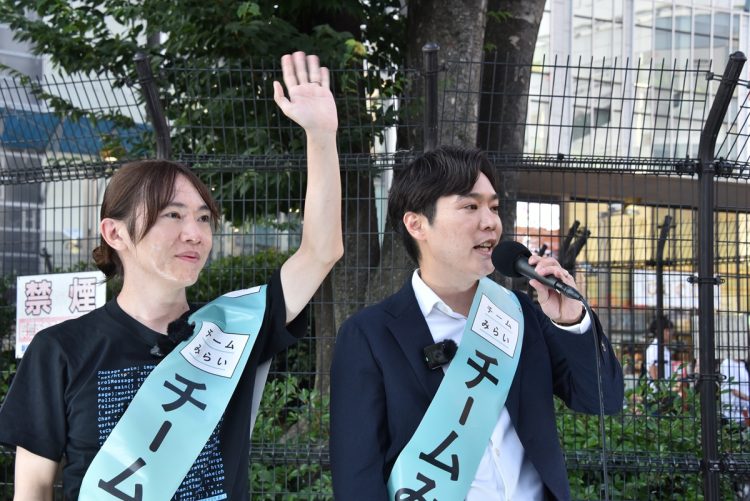 告示日前、安野貴博氏（左）と峰島侑也氏（右）が新宿駅前で実施した街頭演説（2025年6月写真撮影：小川裕夫）
