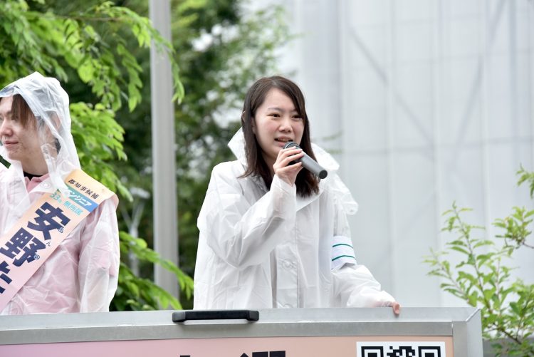 黒岩里奈氏(右)はプロ顔負けの演説力でチームみらいを押し上げた影の功労者(2024年6月写真撮影:小川裕夫)
