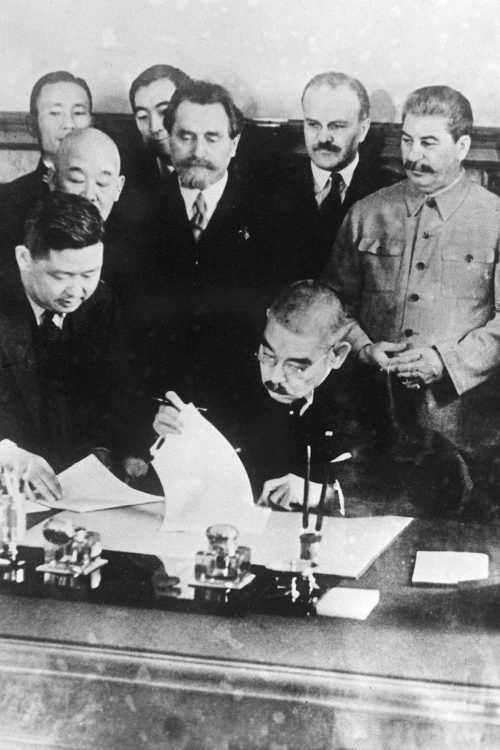日ソ中立条約に署名する松岡洋右外相を補佐する宮川（左手前）。スターリンの姿も見える（右端）。写真／時事通信フォト