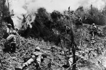 洞窟に潜む日本兵を包囲する米兵たち。八原博通は当初から「持久戦」を提案していた（ullstein bild／時事通信フォト）