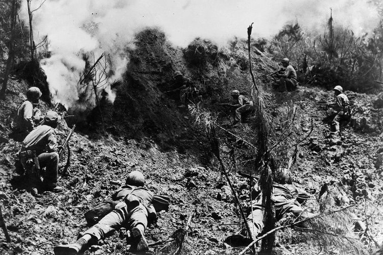 洞窟に潜む日本兵を包囲する米兵たち。八原博通は当初から「持久戦」を提案していた（ullstein bild／時事通信フォト）