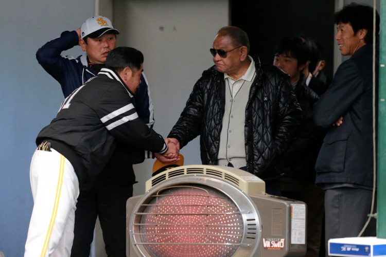 2016年、ソフトバンクの宮崎キャンプで対面し握手する江夏豊氏（右）と工藤公康氏