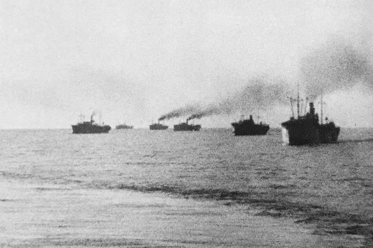 ソロモン海を航行する日本軍の輸送船。敵機の空襲に犠牲も大きかった(提供)