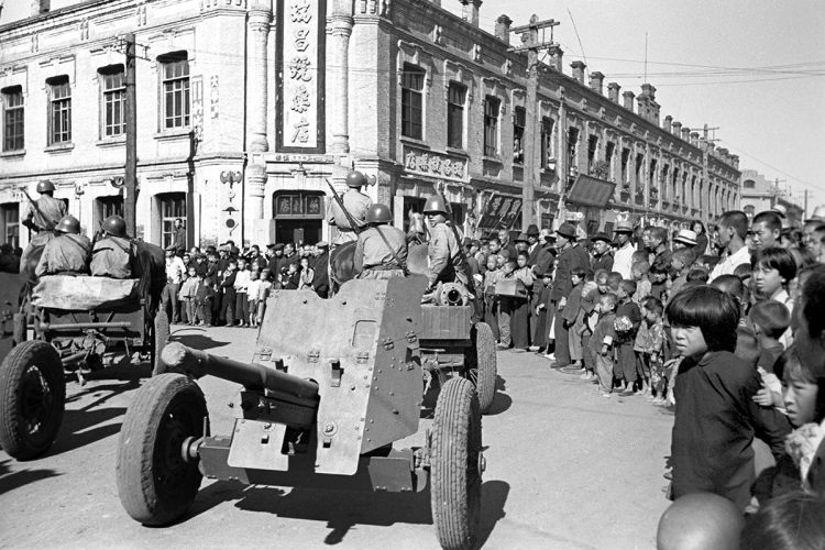 1945年8月20日、満洲のハルビン市内を進むソ連兵（写真＝SPUTNIK／時事通信フォト）