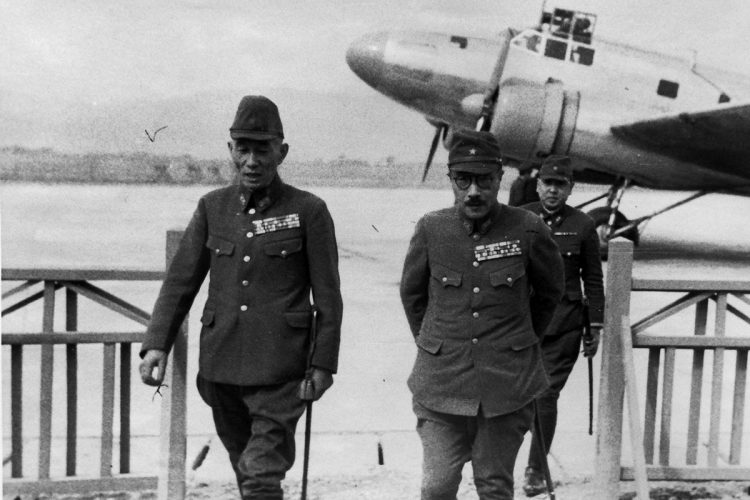 一時は陸相候補にもなった多田は、北京の北支那方面軍司令官時代の1941年3月、東條英機陸相（右）を出迎えた（写真／遺族提供）