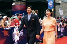 レッドカーペットに仲よく手をつないで登場した大谷翔平と真美子夫人(写真/Getty Images)