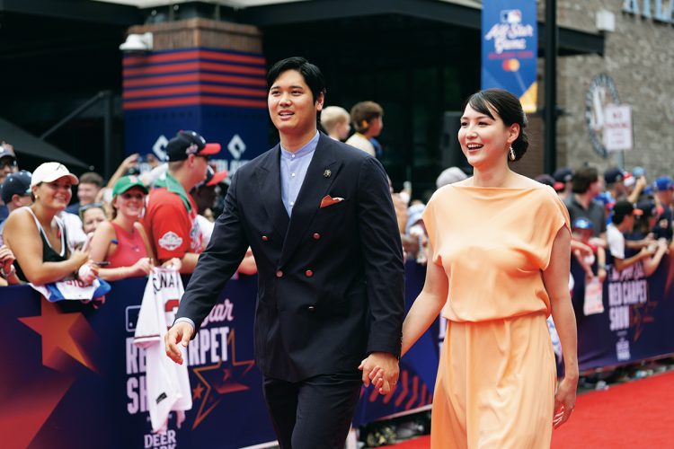 レッドカーペットに仲よく手をつないで登場した大谷翔平と真美子夫人（写真／Getty Images）