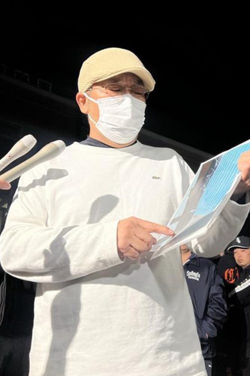 岡崎彩咲陽さんの遺体が見つかった事件で取材に応じる父親(時事通信フォト)