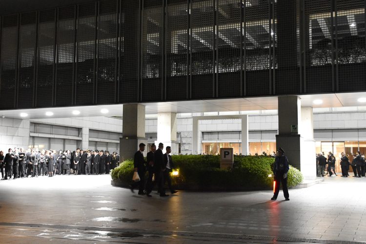 岡崎彩咲陽さんの通夜に参列した大勢の親族や友人ら(時事通信フォト)