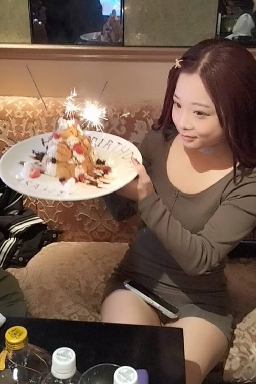 バースデーケーキを持つ岡崎さん