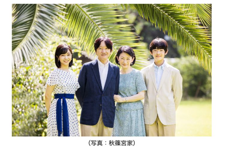 2024年に撮影された秋篠宮家ご一家の家族写真でもお召しに(宮内庁HP)