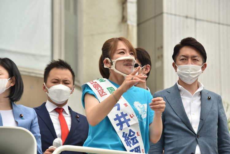 今井絵理子氏は知名度だけで当選したと言われることが多いが、街頭演説でも手話通訳をするなど、障害者福祉に力を入れている(写真撮影:小川裕夫)