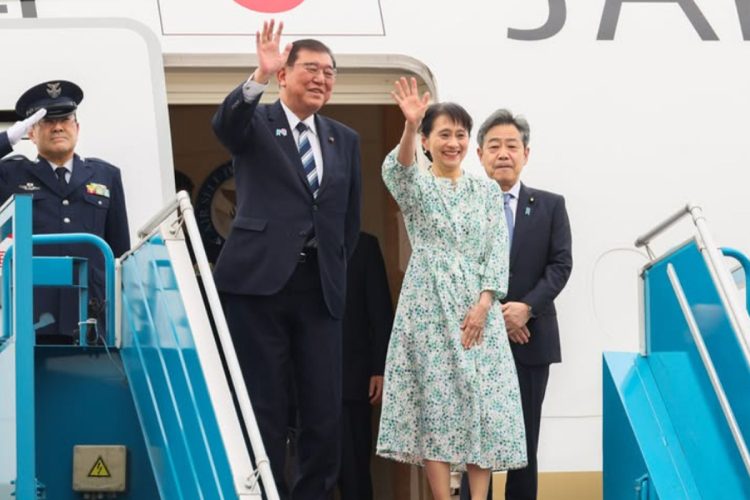 ベトナムの首都、ハノイに到着した石破首相と佳子夫人(首相官邸の公式インスタグラムより)