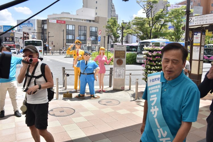 ラサール石井氏は亀有駅前で街頭演説し、その後に駅前を練り歩いた。こち亀像の前は素通り(写真撮影:小川裕夫)