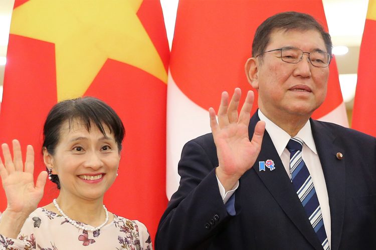 石破首相と妻・佳子夫人（EPA＝時事）