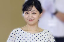お気に入りの服を“鬼リピ”中の佳子さま(共同通信)