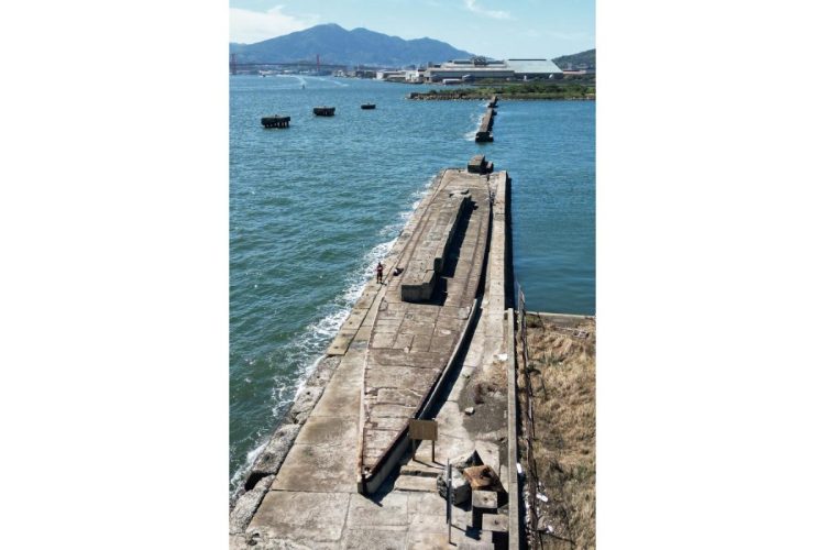 身近にある遺構から戦争に思いを馳せる（写真は福岡県北九州市の軍艦防波堤）