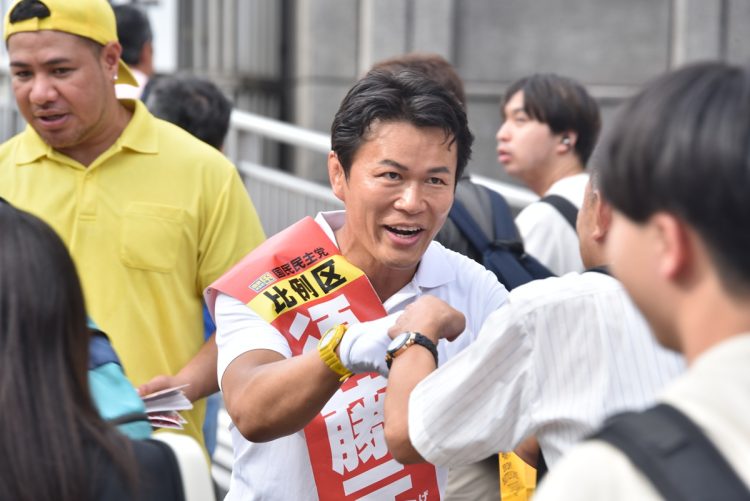 東京ドームに足を運ぶ野球観戦者にグータッチをしながら支持を呼びかける須藤元気氏（写真撮影：小川裕夫）
