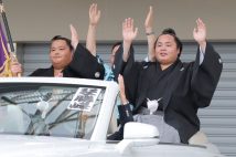優勝した琴勝峰(右)。大関・琴櫻(左)がパレードの旗手を務め大きな注目を集めた