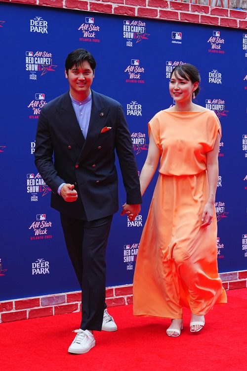 鮮やかなピンクのドレスで登場した真美子夫人(写真/AFLO)
