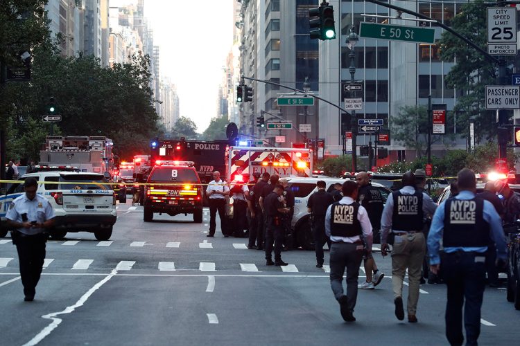警察官1人、市民3人が亡くなった(時事通信フォト)