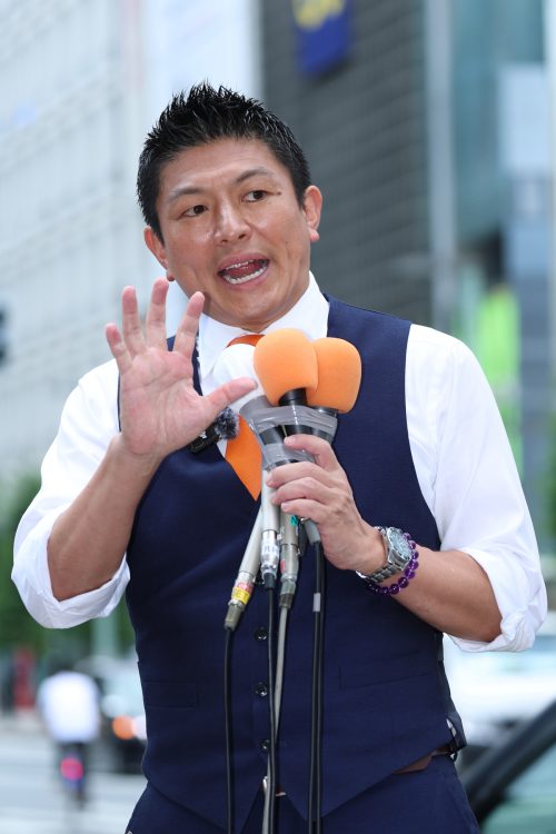 街頭演説で熱弁を振るう参政党の神谷代表（時事通信フォト）