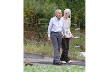 大日向開拓地のキャベツ畑を訪問された上皇ご夫妻（2024年8月、長野県軽井沢町）