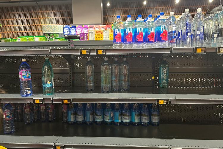 ミネラルウォーターの棚が品薄に…（写真／読者提供）