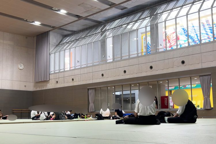 気仙沼市総合体育館に避難する人々