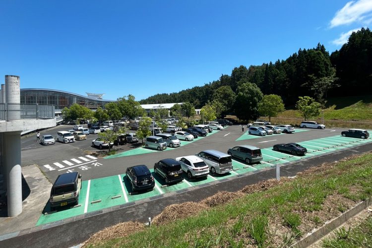 体育館の駐車場は8割方埋まっていた