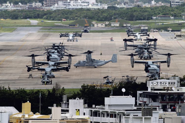住宅密集地に囲まれた普天間基地に駐機するオスプレイ(2015年撮影)