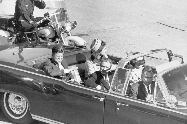 オープンカーでパレード中に暗殺されたジョン・F・ケネディ(dpa/時事通信フォト)