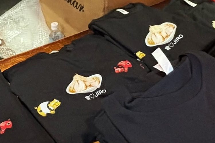 自身のイラストでTシャツも販売