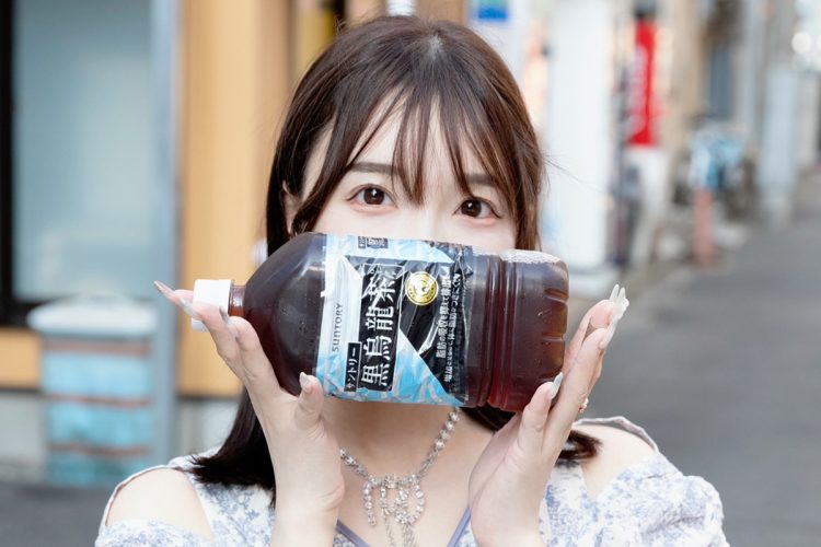 月に10回はジムに通い、ピラティスをしたり、毎日必ず1万歩は歩くようにしているという