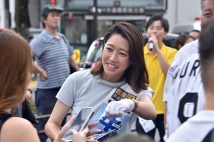 牛田茉友氏はNHKの元アナウンサーだったこともあり、街頭演説を追っかける熱烈なファンもいた(写真撮影:小川裕夫)
