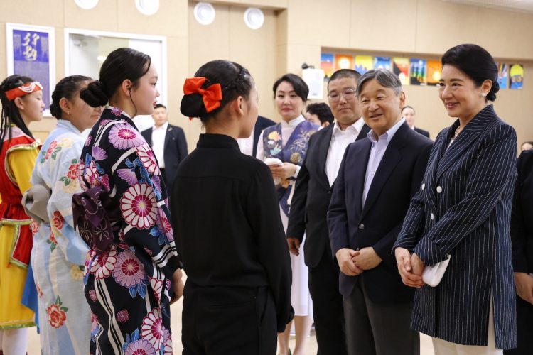子供たちと交流された天皇皇后両陛下(2025年7月9日、撮影/横田紋子)