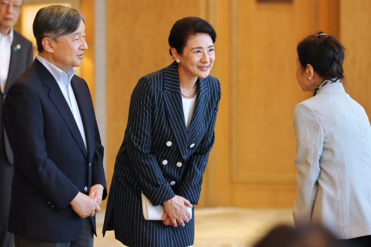 白いボタンやインナー、バッグが涼しげな印象に(2025年7月9日、撮影/横田紋子)