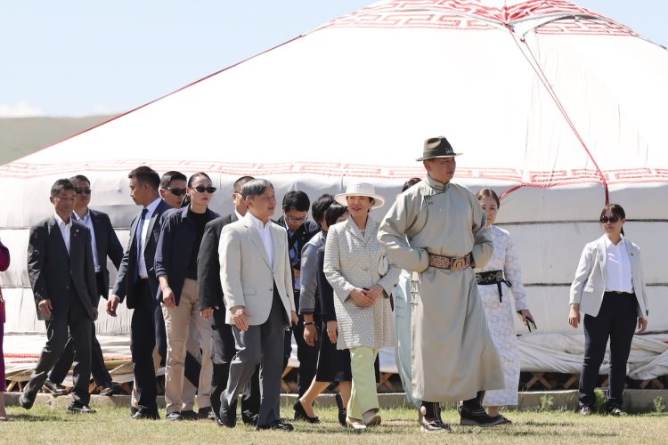 競馬観戦に向かわれる天皇皇后両陛下(2025年7月12日、撮影/横田紋子)