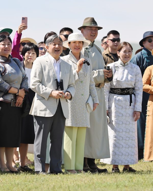 「ナーダム」の競馬を鑑賞された天皇皇后両陛下(2025年7月12日、撮影/横田紋子)