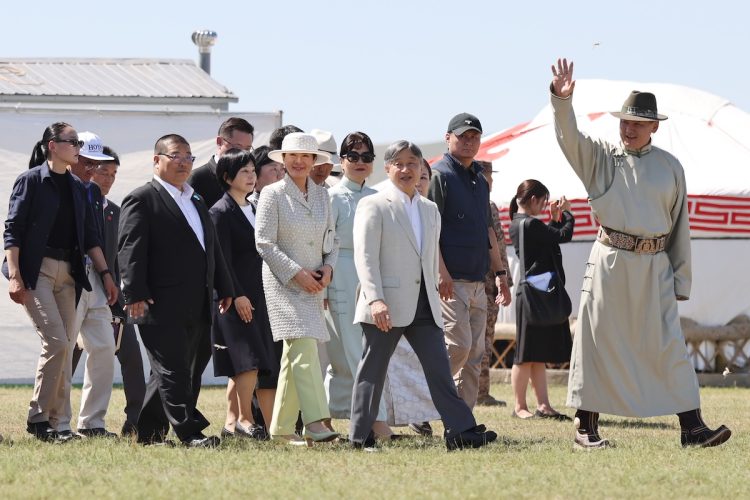 晴天と大草原にぴったりな爽やかコーデ(2025年7月12日、撮影/横田紋子)