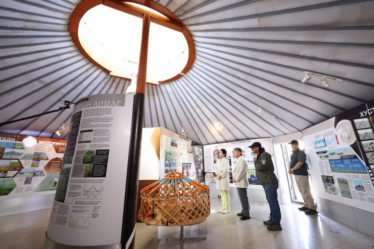 ホスタイ国立公園のインフォメーションセンターを視察された(2025年7月12日、撮影/横田紋子)