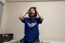 ベッド上で「あー！」