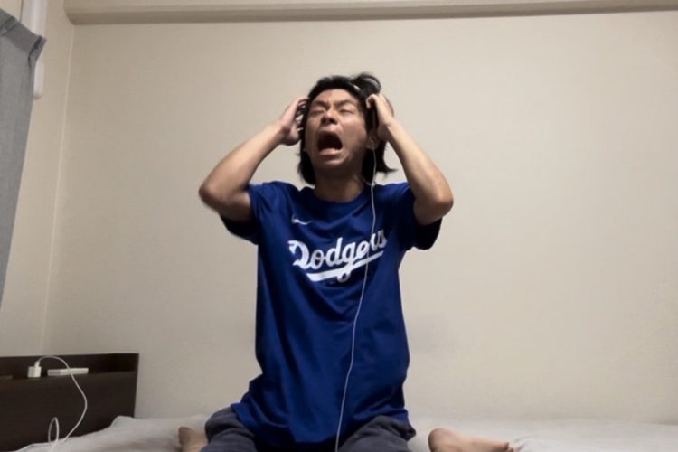 ベッド上で「あー！」